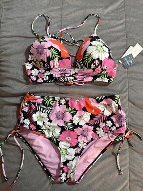 NWT salt and cove women’s junior size, floral, pink & black 2-pc swimsuit sz L